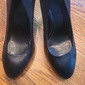 BCBG Genuine Black Leather Almond Round Toe Heels Shoes Stilletos Size 8.5